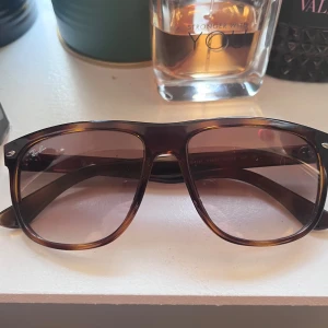 RayBan Boyfriend - Tjena! Säljer nu mina populära RayBan Boyfriend glajjor som många kommer rocka den här sommaren ☀️Storlek 51/56. Dom är i fint skick!🤩