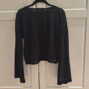 Strand tröja  - Säljer den här svarta mönstrade tröjan med genomskinlig design. Perfekt att ha på stranden över bikinin. 