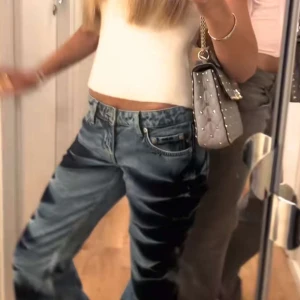 Jeans med mönster - Lågmidjade bootcut jeans från weekday med ”zebra” mönster, aldrig använda❤️❤️