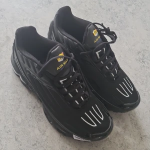 Svarta Nike Air Max sneakers - Helt nya och Snygga svarta Nike Air Max sneakers med vita detaljer och snörning. Perfekta för en sportig look med bekväm passform och stilren design.