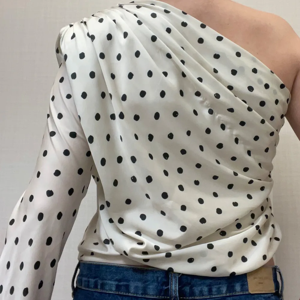 Superfin prickig blus från Zara i satinmaterial. Använd 1 gång så i mycket bra skick. Nypris 500kr. Storlek M men den är liten i storlek så skulle säga att den är mer som en S🤍🖤 dragkedja finns . Puserot.