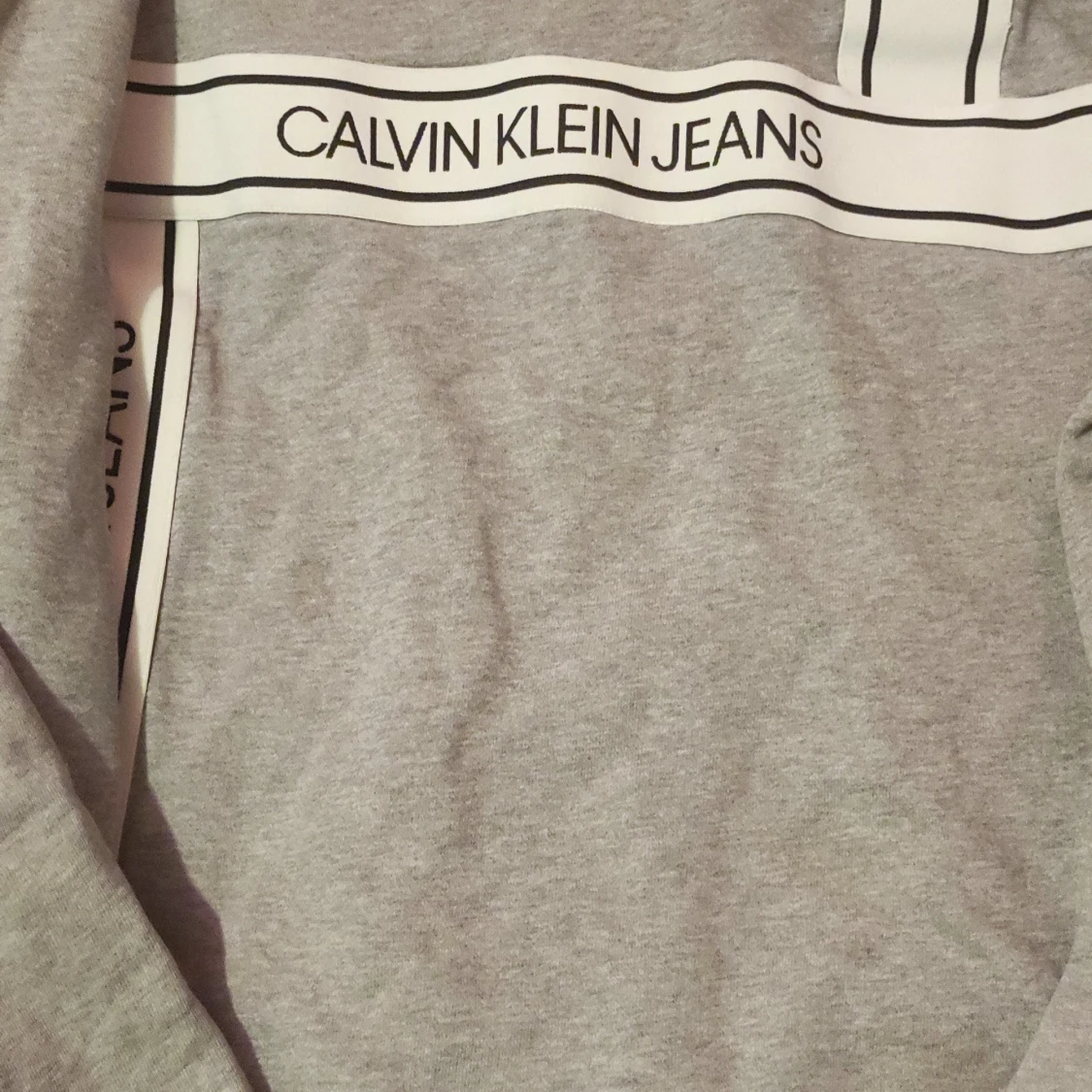 Grå tröja från Calvin Klein Jeans och svart hoodie från EA7