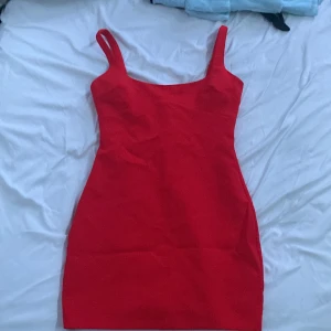 Röd klänning från Zara - Snygg röd klänning från Zara med smala axelband och en figurnära passform. Perfekt för en kväll ute eller en speciell tillställning. Tillverkad i ett mjukt och bekvämt material. Helt o använda ❤️