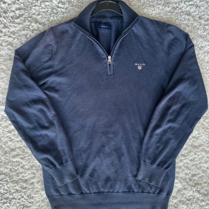 Gant halfzip - Mörkblå halfzip ifrån gant. Passar S, bra skick. Skriv vid frågor eller andra funderingar!
