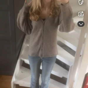 Beige kofta från Lindex - En kofta från Lindex, superfin men köpte tyvärr fel storlek. Den går in i midjan (se på tredje bilden), den är liten men ändå stretchig så passar folk som både har S och M. Färgen eär typ en blandning av brun, grå och beige. Nypris ungefär runt 400kr.