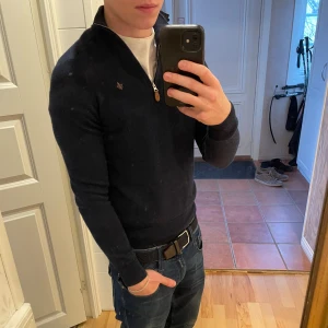 Mörkblå zip tröja från Morris  - Säljer denna skit snygga Morris tröjan som är i nyskick. Tröjan har använt fåtal gånger. Dock har den krymt lite i tvätten så den motsvarar storleken XS eller 160-170. Skriv gärna för fler frågor eller bilder!