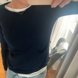 Marinblå tröja/kofta - En marinblå tröja/kofta i utmärkt skick.