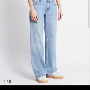 Ljusblå jeans med rak passform - Jag säljer mina helt oanvända raka jeans från lager. Jag säljer på grund av att jag har flera liknande. Ord. Pris:400kr