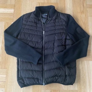 Lagency cardigan - Tvärfet cardigan med stickade ärmar👊 inga skador bortsett från ett litet hål på 3e bild men inget som syns. perfekt nu till våren🌼