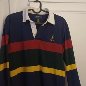 Lång ärmad polo tröja - Riktigt fet långärmad polo från Ralph Lauren hemsidan, använde ett par gånger men har växt ur den nu och då ska det säljas. Pris kan diskuteras.