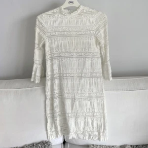 Vit spetsklänning från byTiMo - Säljer nu min studentklänning. Så fin elegant vit spetsklänning från byTiMo. Klänningen har trekvartsärmar och ett vackert spetsmönster som ger en romantisk känsla. Perfekt för speciella tillfällen. 🩷🩷🩷