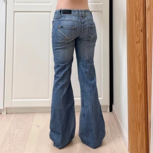 Lågmidjade bootcut jeans🤩 - Midja 40x2 cm, gren 20 cm o innerben 85 cm💕jae 169 o xs-s o de passar men sitter mer som en S än xs. Märkta W30/L34. Obs vit liten slitning på ena benet 