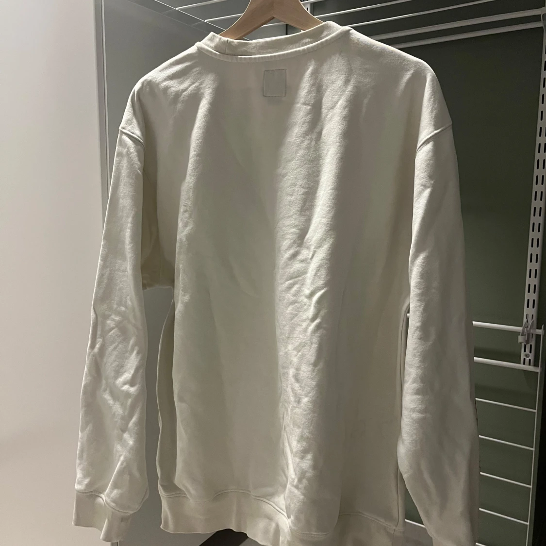 Vit sweatshirt med fjärilstryck  - 1