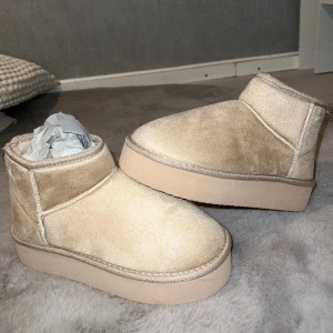 Uggs liknande skor  - Hej tjejer, jag säljer dessa boots då jag tog en lite för stor storlek. Dom är storlek 38 och köpta på boohoo🤍 Aldrig använda endast testade🤍🤎