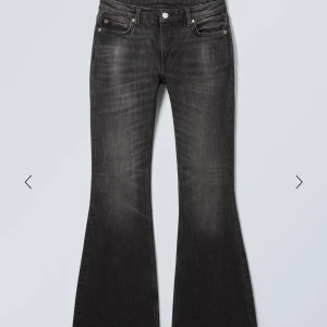 Svarta bootcut jeans från Flame - Snygga svarta bootcut jeans från weekday med en klassisk femficksdesign. De har en lätt tvättad. Aldrig använda!