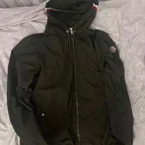 Moncler Vindjacka - Säljs då den inte används längre, metall grejerna på slutet av snören har tyvärr ramlat av så pris går såklart att diskuteras. XL men väldigt liten i storleken, sitter mer som L.
