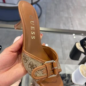 Guess mules - SÖKER dessa sandaler i strl 38/39. Hör gärna av er om ni säljer💖