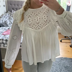 Långärmad blus med spets - Så fin sommarblus, nästan aldrig använd, köpt secondhand