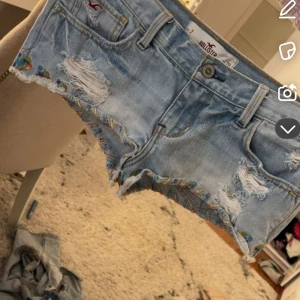 holliser shorts - skit snygga shorts från holliser, finns lapp kvar och aldrig använda då dom e för stora❤️🥹Kan även tänka mig att byta mot andra shorts eller jeans❤️❤️