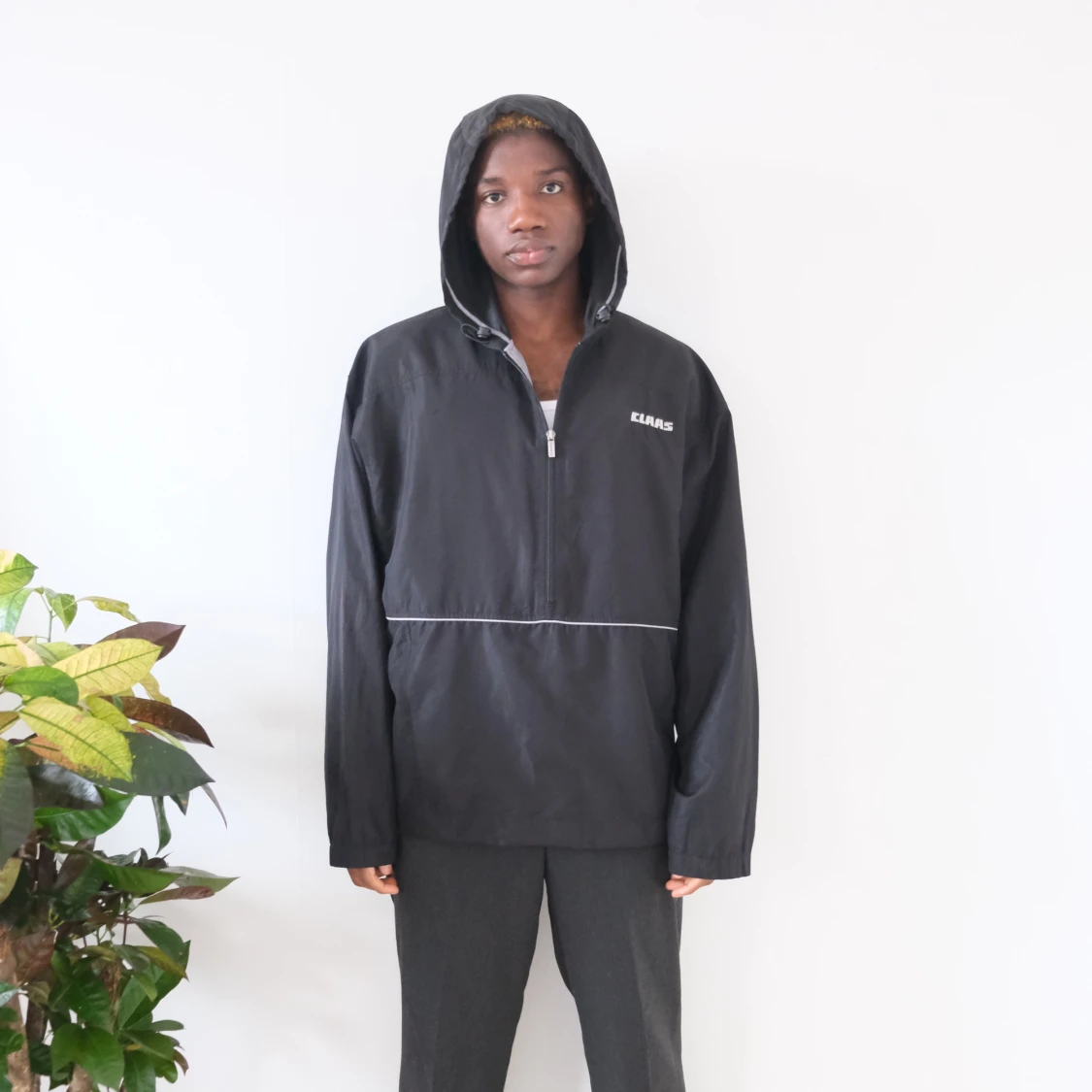 Svart vindjacka med huva från Claas