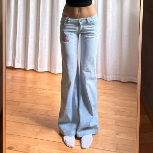 Lågmidjade bootcut jeans - Vintage från Mat Mazel med gulliga tryck💓midja 36 (+stretch) innerben 77 jae 165