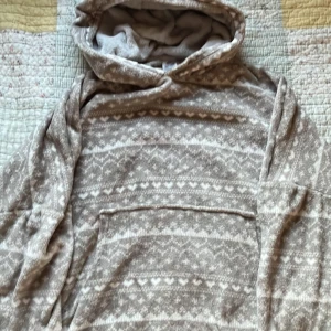 Mysig skön oversized Grå mönstrad hoodie från Apollo - Mysig grå Oversiezed hoodie från Apollo med vitt nordiskt mönster.  Köpt på Ullared 2023.  Den är inte för tjock, och den är jätte mjuk och stor.  Gosig och lite julig.