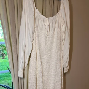 Vit klänning  - Vit klänning använd 1 gång 