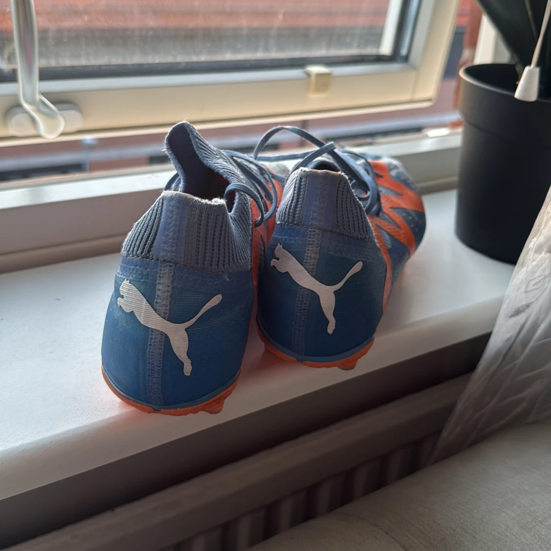 Blå och orange fotbollsskor från Puma - 2