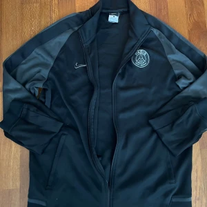 Psg zip  - Modellen är från 2015 äkta så väldigt svår att få tag på, inte bästa skicket därav priset men går såklart bra att använda passar också M