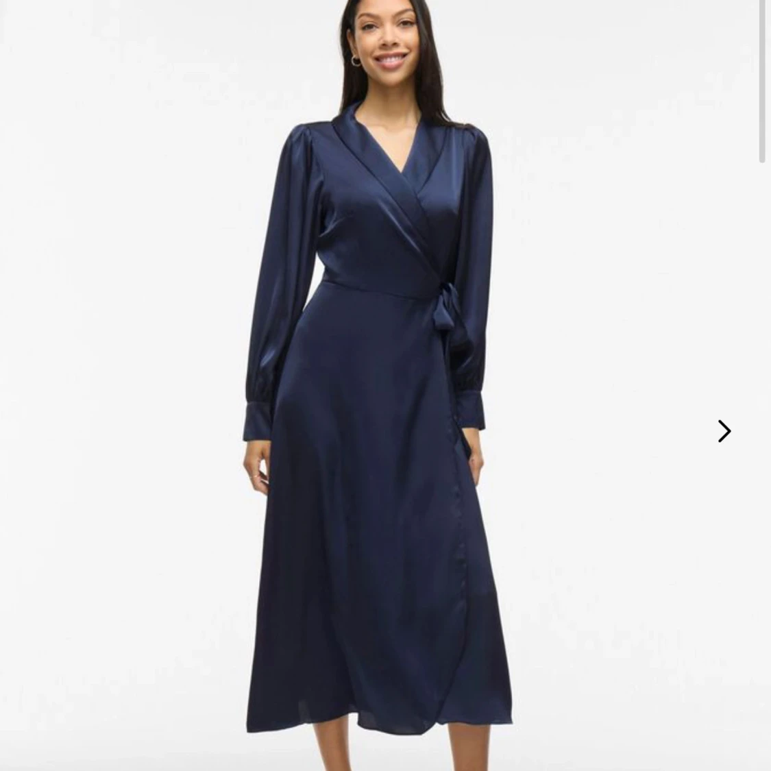 Mörkblå omlottklänning