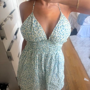 Intressekoll blommig halterneckklänning🌸😇 - INTRESSEKOLL på denna sååå härliga klänningen från Zara, säljs inte längre🩷🌸🥹banden är för långa för mig så jag behöver knyta upp den som en halterneck i nacken 