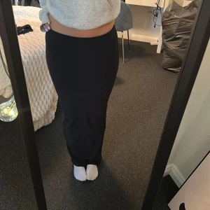 Svart långkjol med normal passform - Säljer en svart långkjol, som passar perfekt nu till sommaren!! Jag är 165cm! ( se 3:e bilden för o se hur lång den är!) 