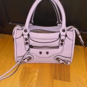 Citybag - Säljer en lila citybag som knappt använts som köpte på Vinted. 