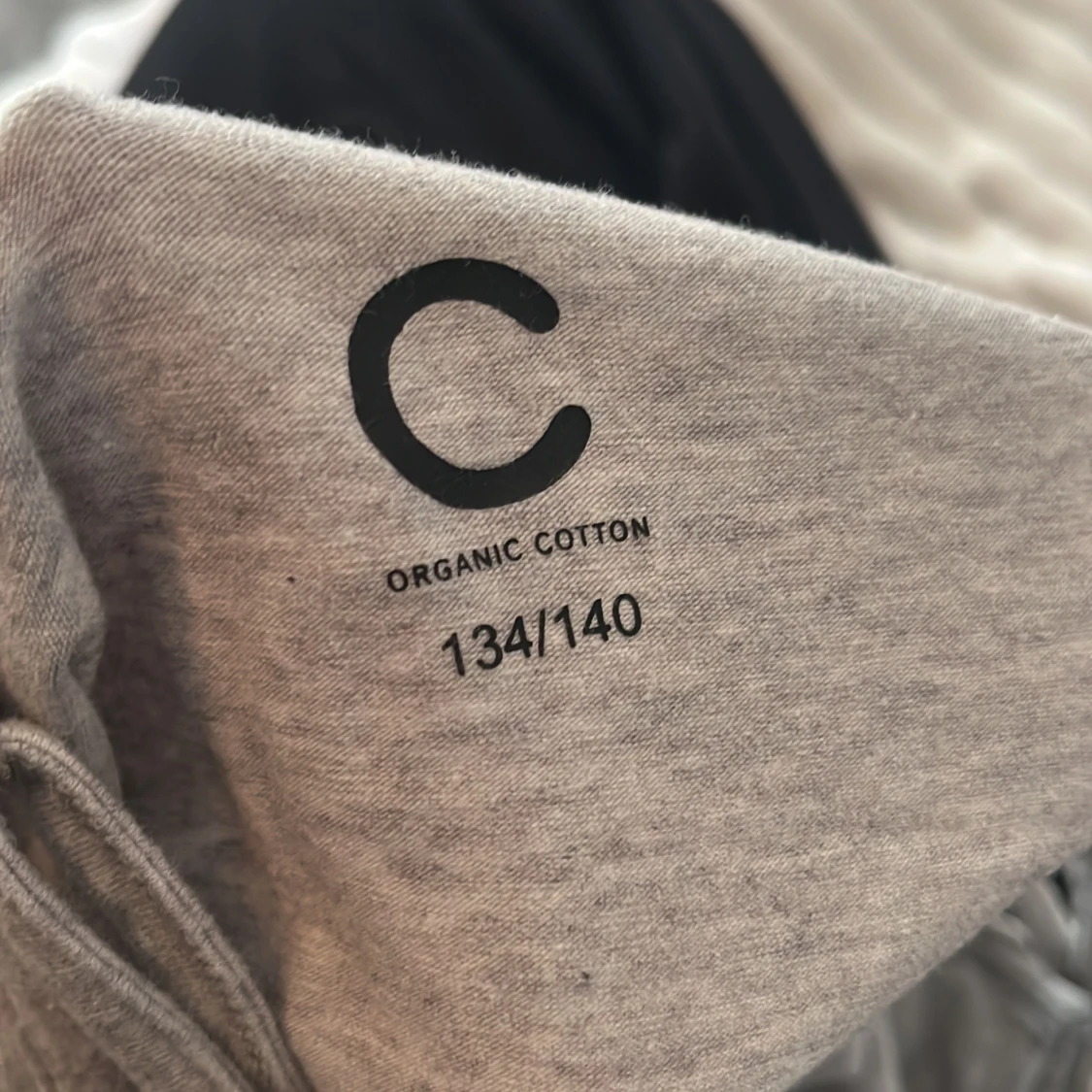 Grått pyjamasset med spetsdetaljer - 1