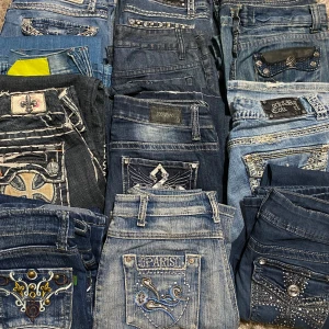 Karlaplan loppis 24/5 (denna lördag)!🩷 - Kom förbi!! På vår loppis kommer du att kunna hitta: Missme jeans, lowrise jeans, sommar shorts, kjolar, väskor,etc. Våra priser är väldigt bra så kom även om du är pank haha OBS Detta är inte allt vi har, det är jätte mycket saker för att få allt på bilden. Allt som inte säljs på loppisen kommer att läggas upp här. Skriv vid frågor! Välkomna!💋
