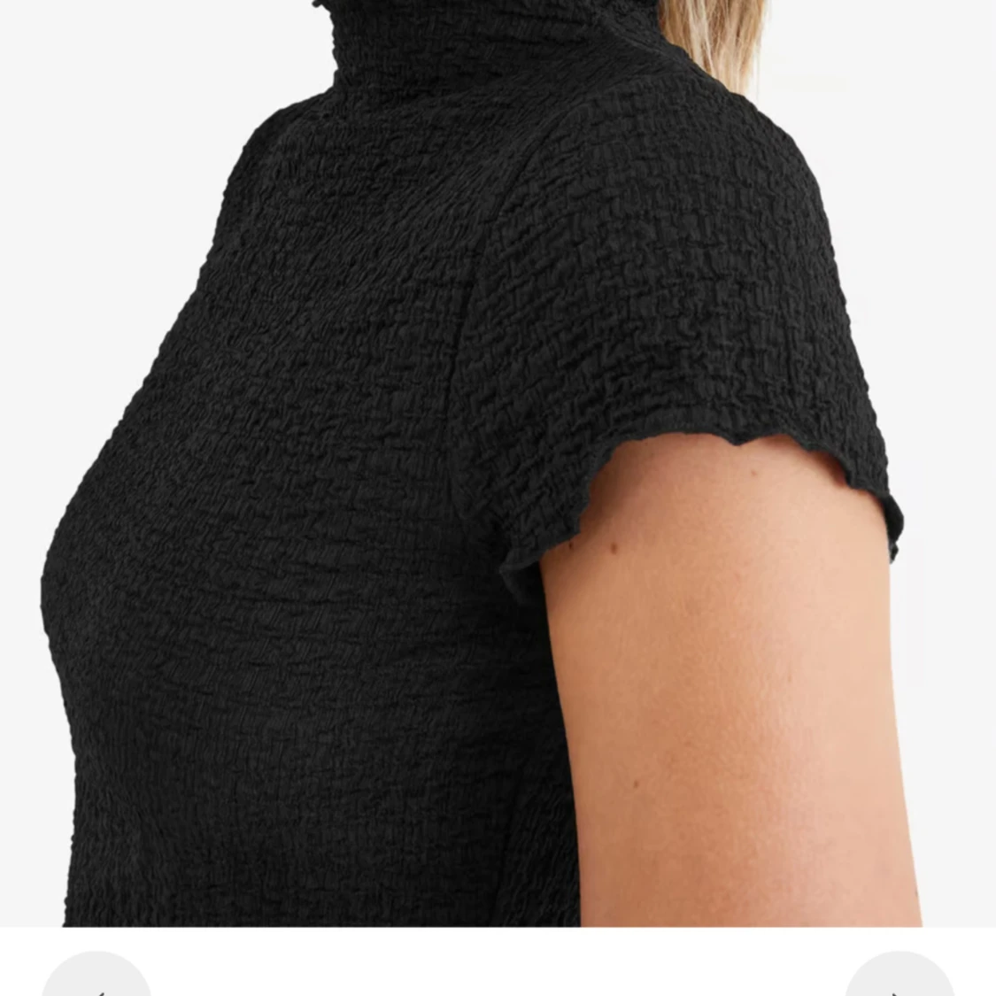 Svart topp med kort ärm och textur  - 2