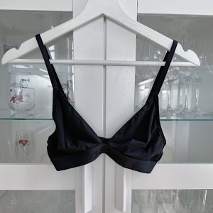 Svart Calvin Klein bralette - Köptes secondhand (i samma skick!), har själv aldrig använt den. Den är lite sliten på vissa ställen men är fortfarande i fungerande skick. Nypris 549kr! FÖRST TILL KVARN!