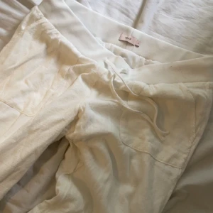 Vita linnebyxor - Säljer ett par vita linnebyxor ifrån Nelly, ingen annan detalj som inte syns på bild. Den har extra tyg där uppe så de inte blir så genomskinligt, använt 1-3 gånger o säljer eftersom dom är för små.