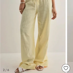 Ljusgula linnebyxor - Säljer dessa ljusgula ständigt slutsålda linnebyxor från Nelly i strl S. Helt nya endast testade. Kan tänka mig att byta mot en xs eller xxs. Säljer även den matchande toppen🥰Pris går att diskutera!