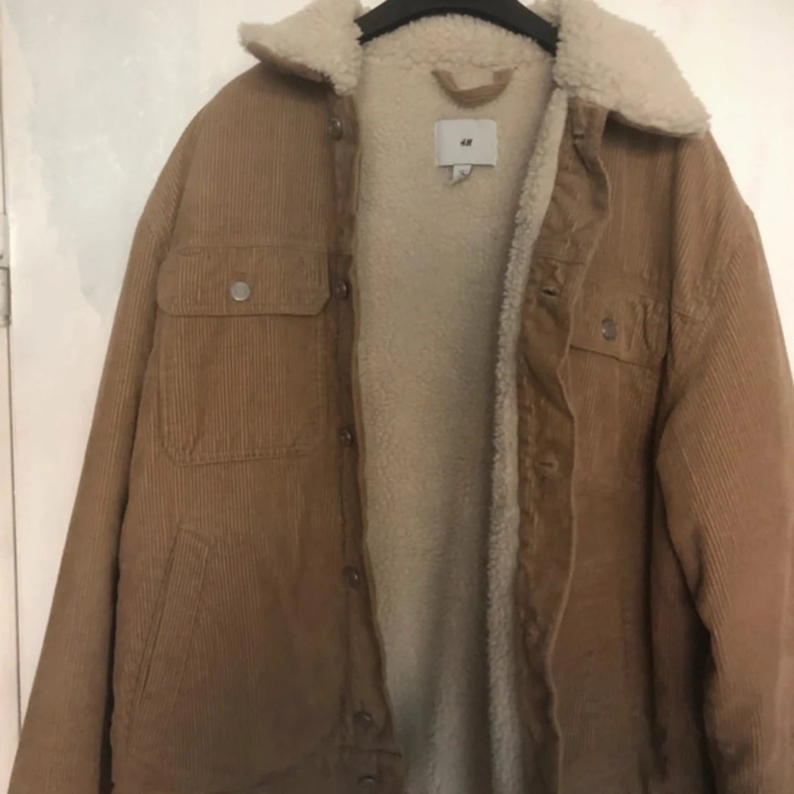 Beige manchesterjacka med teddyfoder från H&M - 1