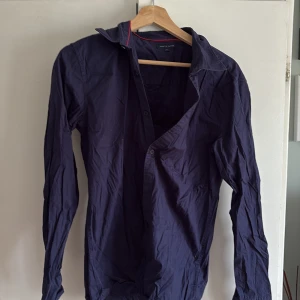 Mörkblå skjorta från Tommy Hilfiger - Väldigt bra skick ENBART skrynklig. Storlek passad för folk runt 176cm långa extrem stilren och skön
