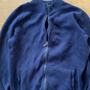 Massimo dutti cardigan - Mörkblå cardigan i storlek S. Säljer då den inte passar längre