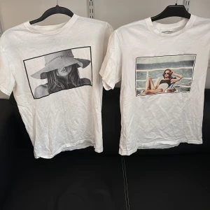Vita t-shirts med tryck från Gildan och Criminal - Två vita t-shirts med coola fototryck framtill. Ena t-shirten är från Gildan med ett svartvitt tryck av en tjej med hatt, den andra från Criminal med ett färgtryck av en tjej vid poolen. Båda har rund hals och korta ärmar. Perfekta för en avslappnad stil.