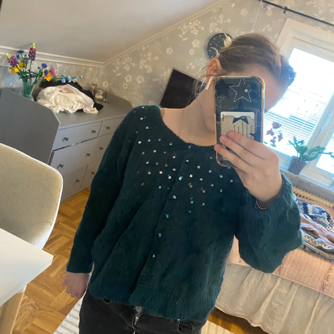 Mörkgrön stickad kofta med pärlor