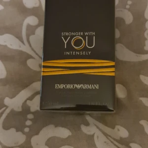 Emporio Armani Stronger With You Intensely EdT - Helt ny oöppnad! Kvitto finns! Parfymen Stronger With You Intensely från Emporio Armani kommer i en elegant svart kartong med guldiga detaljer. Doften är en Eau de Toilette och flaskan rymmer 50 ml. Perfekt för dig som gillar intensiva och moderna herrdofter.