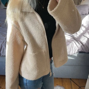 Teddy jacka - Säljer min Teddy jacka från hm i storlek xs, använd ett fåtal gånger, ser ut som ny. Priset går att diskutera💞