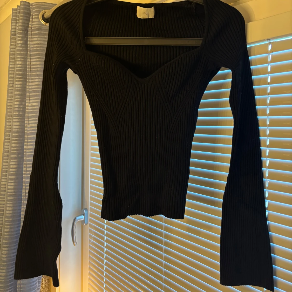 Svart ribbad långärmad topp - 1