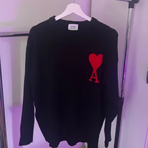 Svart ami paris tröja - Köpte den en vecka sen men den var för liten, kunde inte lämna tillbaks den.Priset kan sänkas!