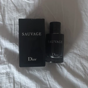 Sauvage Eau de Toilette från Dior - Säljer en Sauvage Eau de Toilette från Dior. Flaskan är mörkblå med svart kork och kommer i originalförpackning. En ikonisk herrdoft med fräscha och kryddiga noter, perfekt för dig som gillar exklusiva parfymer. Ca 50/60 ml kvar!