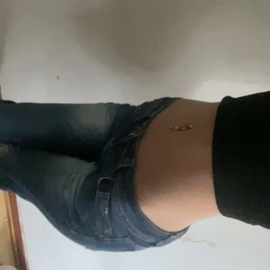 Lågmidjade Angel Devil Jeans - Säljer ett par blå jeans med låg midja och bootcut passform. Jeansen har detaljer framtill och klassisk femficksdesign. Perfekta för dig som gillar en y2k,oldschool och trendig stil storlek 27 står det i byxan men passar XS,S,XXS (perfekt längd för mig som är 165)